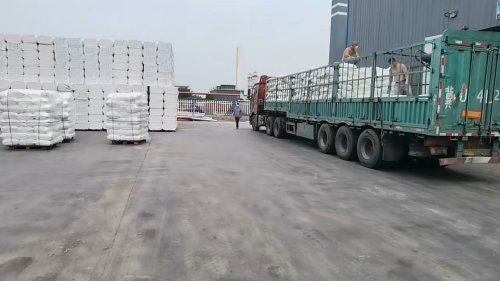 洗煤厂厂区内，装载了氯化镁产品的卡车