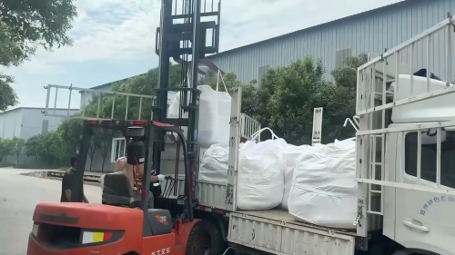 洗煤专用聚丙烯酰胺产品装车完毕，即将发往客户现场。