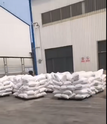 聚丙烯酰胺沉淀剂在工厂车间装车，支持快速发货