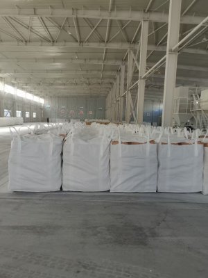 聚丙烯酰胺成品装车完成，卡车整装待发发往客户现场