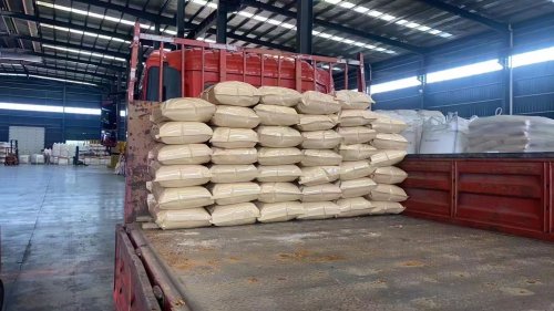 佳木斯聚丙烯酰胺絮凝剂工厂产品装车现场