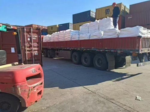 聚丙烯酰胺产品在阿勒泰工厂装车过程