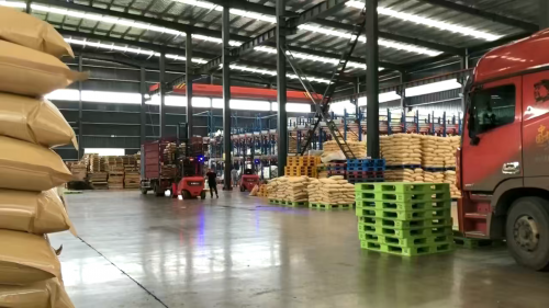工厂厂区聚丙烯酰胺成品装车准备，质量稳定有保障