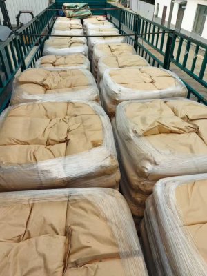 工厂厂区聚丙烯酰胺产品整齐堆放准备运输