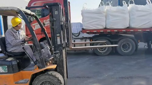 阴离子聚丙烯酰胺增稠剂装车现场展示