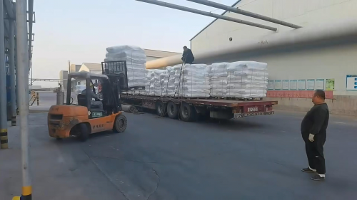 工厂仓库内聚丙烯酰胺白药产品装车准备