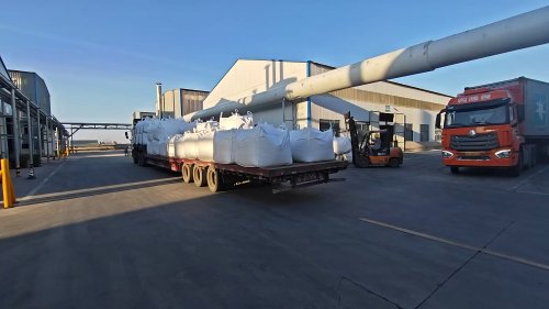 工厂装载PAM絮凝剂袋装产品