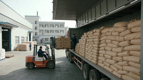 PAM原料在工厂装车准备运输