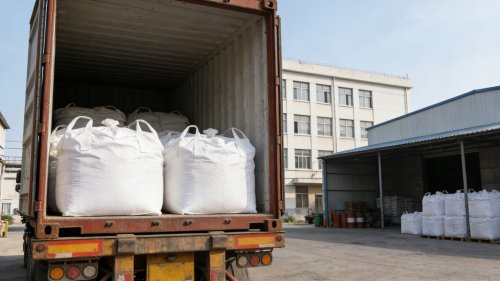 聚丙烯酰胺产品在工厂厂区装车运输