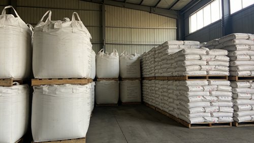 聚丙烯酰胺PAM产品整齐堆放在厂区