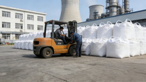 工厂厂区内PAM产品整齐装车准备发货