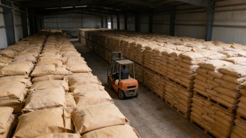 PAM聚丙烯酰胺产品装车现场