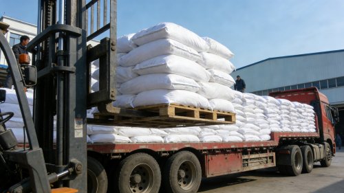 工厂厂区PAM聚丙烯酰胺产品装车过程