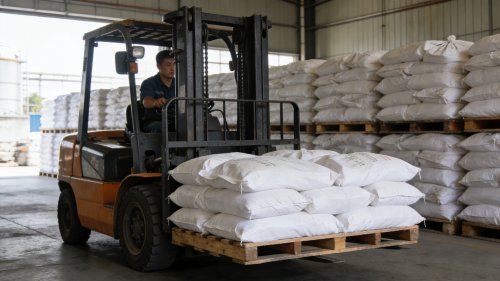 聚丙烯酰胺PAM包装产品在工厂厂区装车准备运输