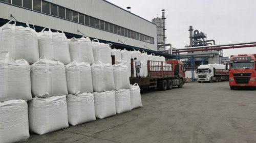 工厂厂区阴离子聚丙烯酰胺PAM产品装车准备