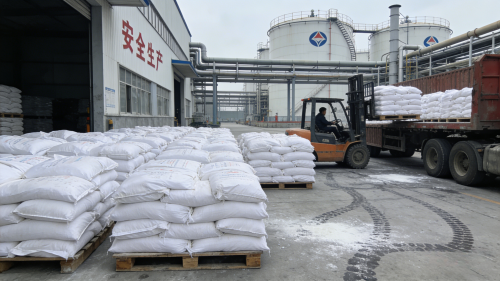 仓库内阳离子聚丙烯酰胺PAM包装整齐堆放装车现场