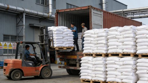 厂区内叉车搬运PAM粉末原料至运输车辆