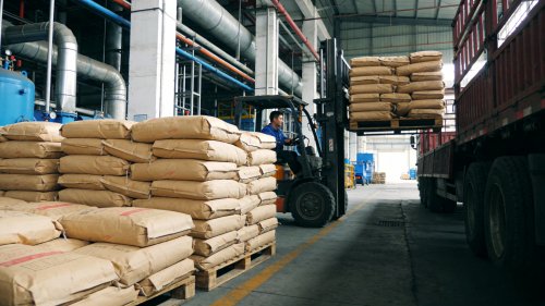 高粘粉聚丙烯酰胺产品在工厂厂区装车发货现场