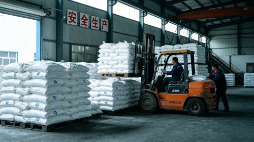 耐温改性聚丙烯酰胺PAM吨袋装车引入磺酸基耐温120至150℃用于高温油藏聚合物驱厂区实拍